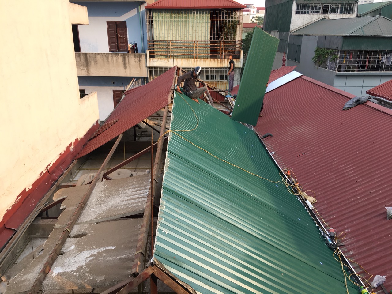 Dịch vụ sửa chữa thay thế mái tôn giá rẻ tại Hà Nội