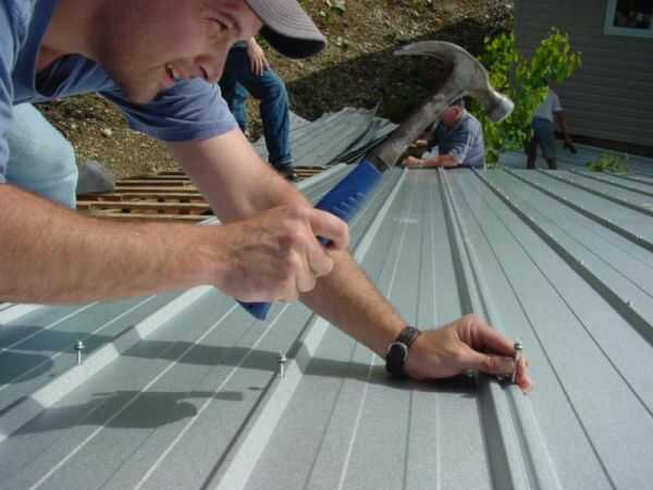 thợ thi công mái tôn chống thấm nhà