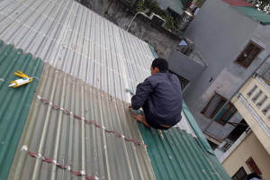 Sửa chữa mái tôn thay máng tôn tại Long Biên nhanh chóng chất lượng