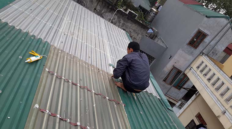 sửa chữa mái tôn thay máng tôn tại Long Biên